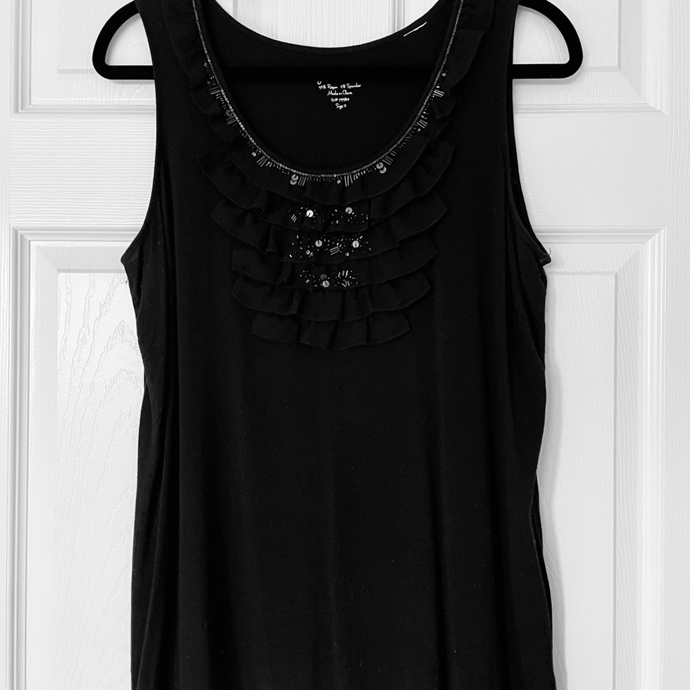 EUC 🖤 Chico’s Travelers™ Ruffle Tank | Scoop Neck | Beaded Detail